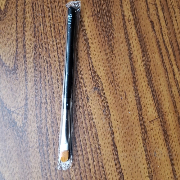 NARS Flat Concealer Brush #7 - Picture 2 of 9